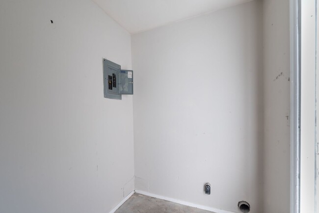 Building Photo - Updated 2 Bed/1 Bath Duplex Available for Rent Now!