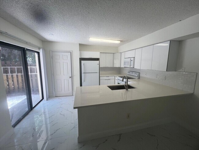 Building Photo - 2212 White Pine Cir