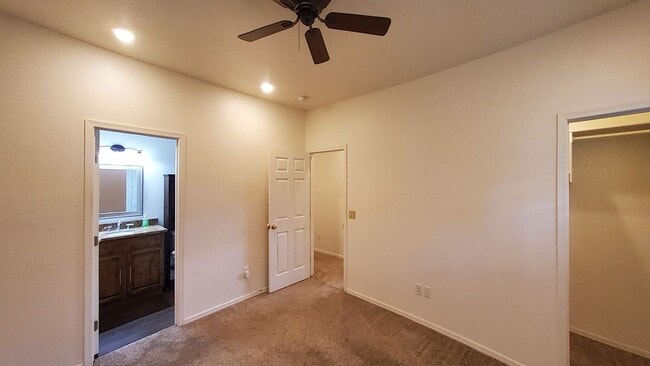 Building Photo - Three Bedroom with Amazing Views