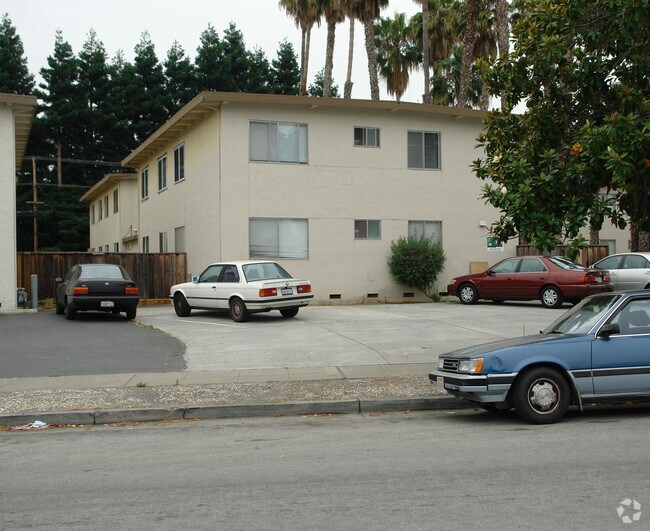 Building Photo - 934 Tamarack