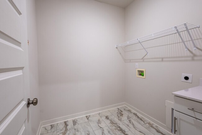 Building Photo - 1442 English Oak Dr