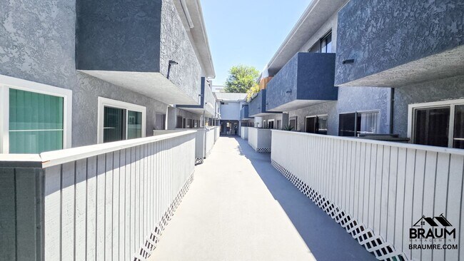 Building Photo - 2 BEDROOM  IN NOHO ARTS