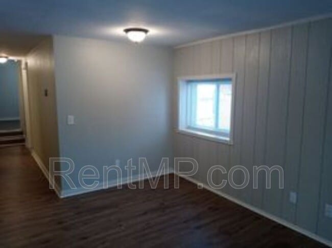 Building Photo - 1021 E Broadway St