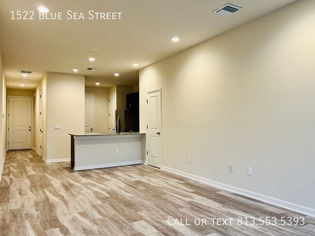 Building Photo - 1522 Blue Sea St
