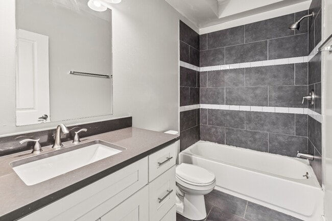 Building Photo - 3 Bedroom Apartment in River North - June 1st