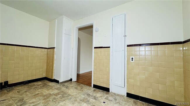 Building Photo - 1553 Whitney Ave