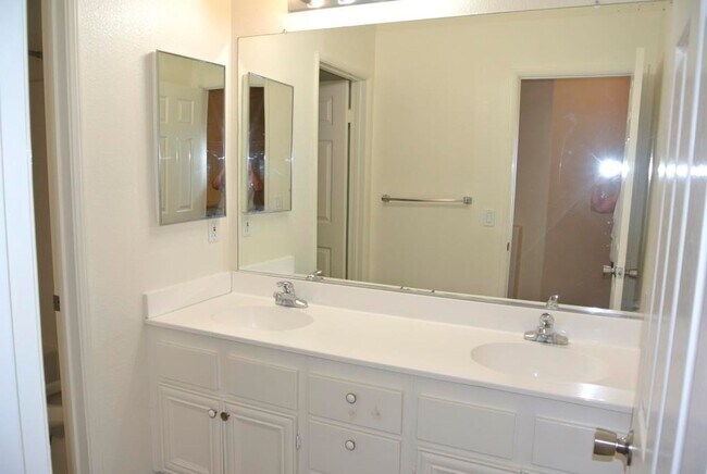 Building Photo - 4Bed/2.5Bath Home in the Brisbane complex~ Brisbane