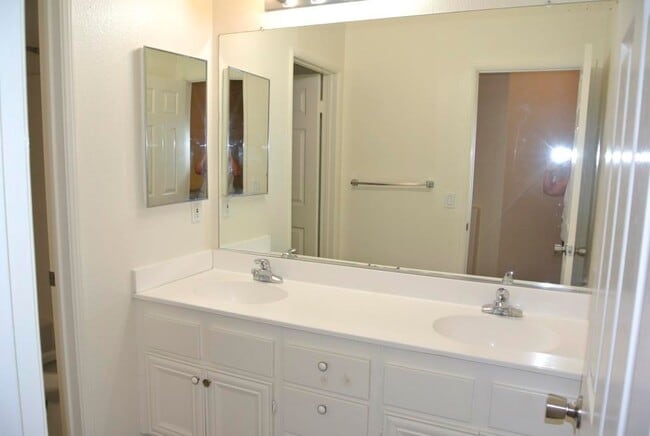 Building Photo - 4Bed/2.5Bath Home in the Brisbane complex~...