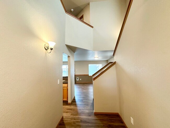 Building Photo - Updated Townhouse in Ellenbsurg