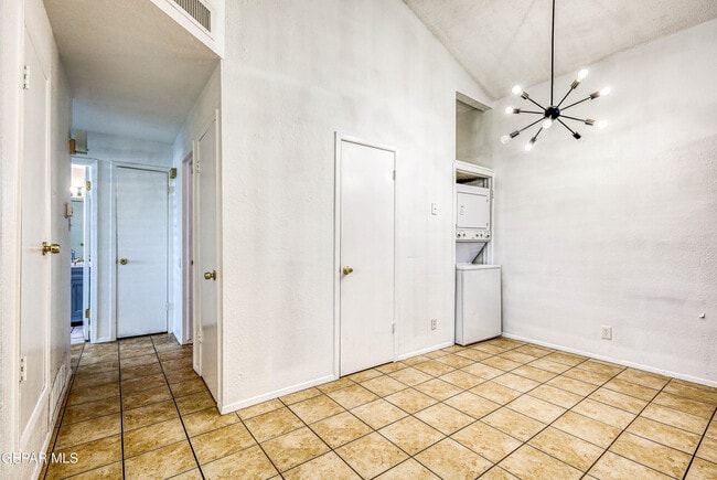 Building Photo - 630 White Cliffs Dr
