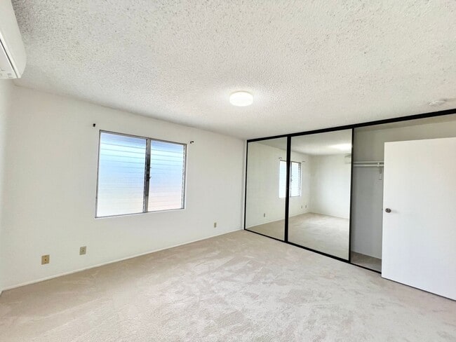 Building Photo - Spacious 5br/2.5ba House w/enclosed yard &...