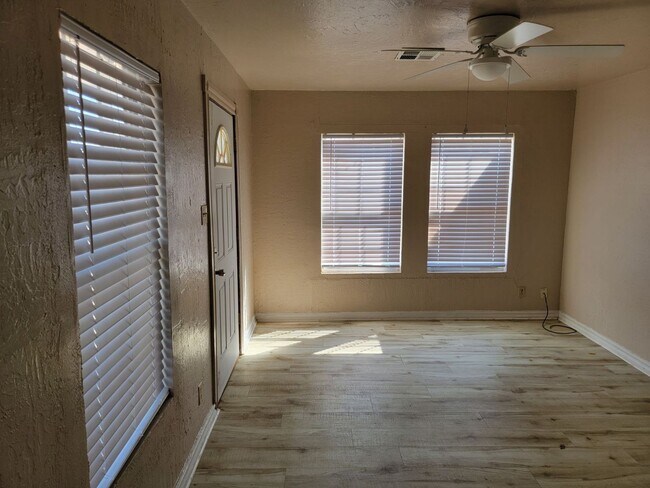 Building Photo - 1205 NW Taft Ave