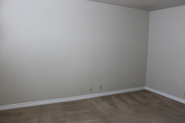 Building Photo - CUTE CONDO 1 BEDROOM, 1 BATHROOM, NEAR STR...