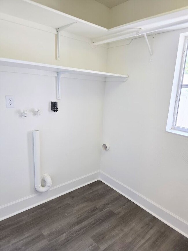 Building Photo - 2 bedroom, 2 bath condo in "The Islands"