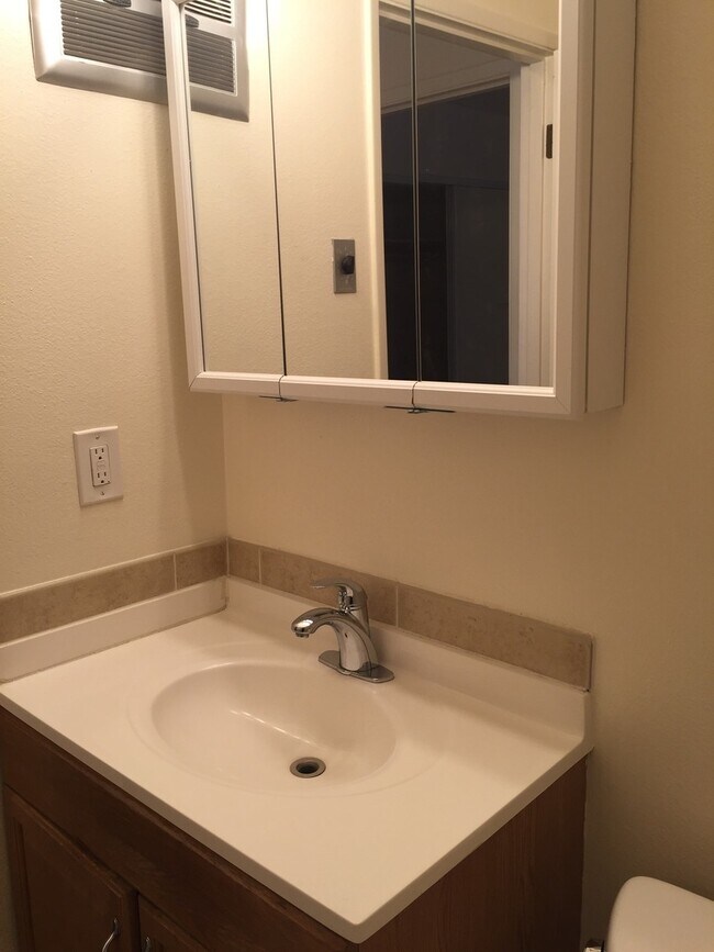 Building Photo - Upper 2bed, hardwoods, dishwasher, on-site...