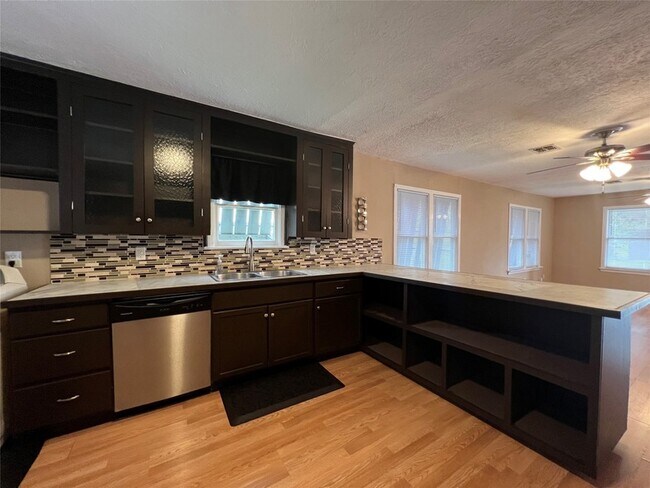 Building Photo - 1110 E 27th St