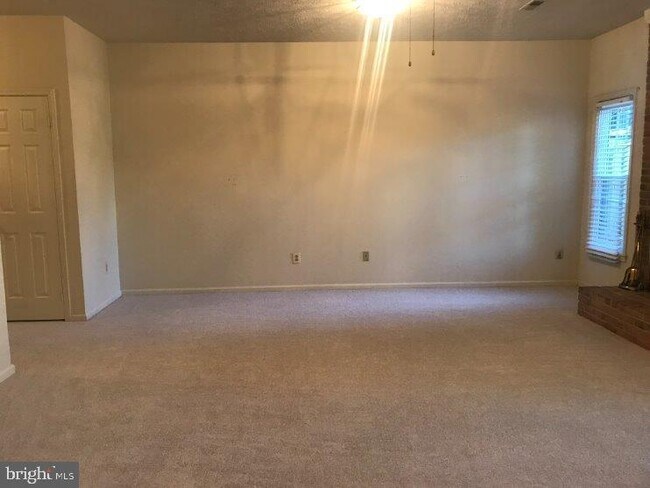 Building Photo - 5142 Woodford Dr