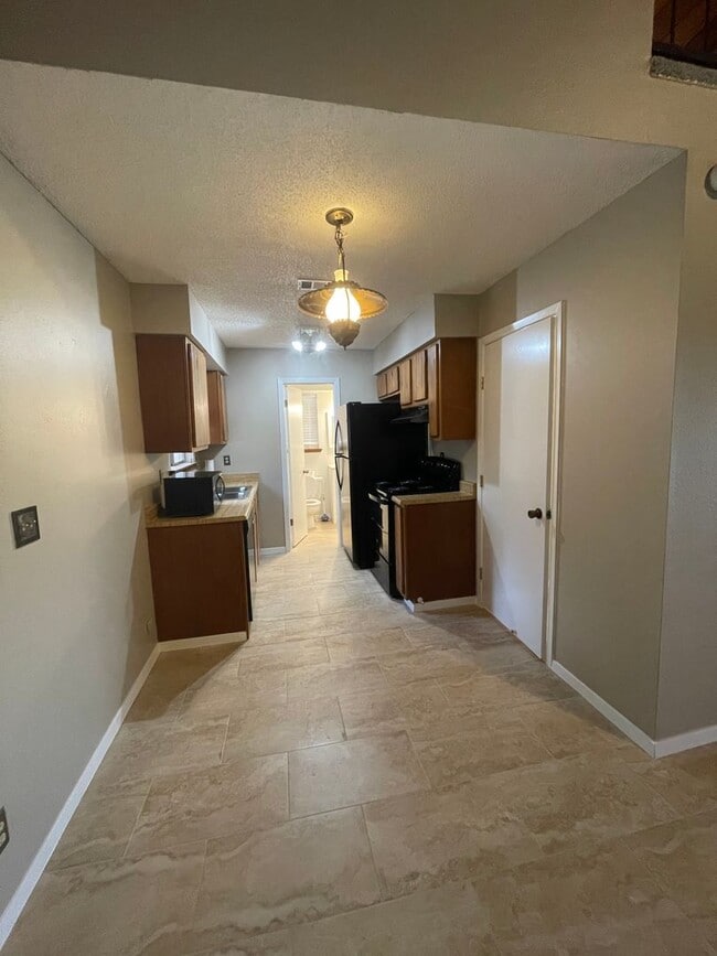 Building Photo - NEW ON MARKET