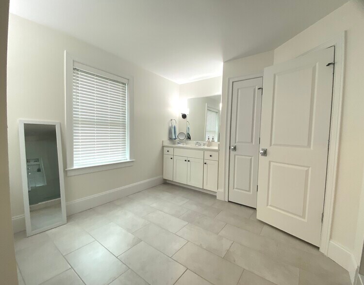 Building Photo - 23 Lily Pond Ln