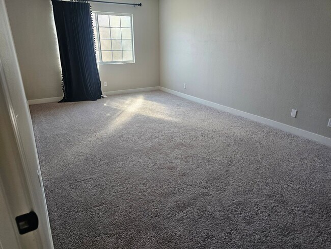 Building Photo - Beautiful Townhome For Rent