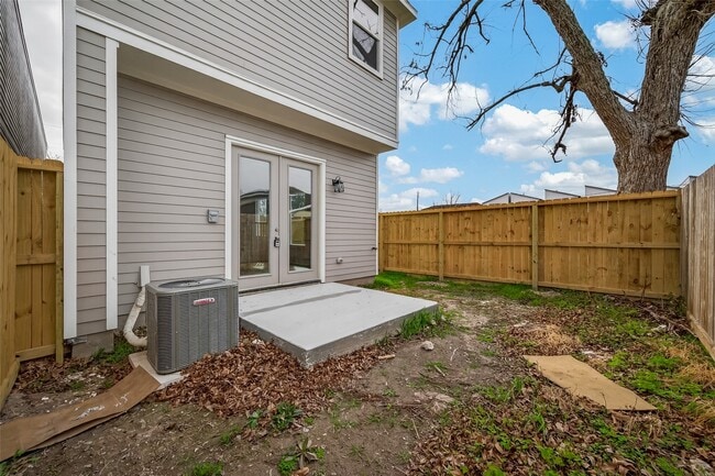 Building Photo - 1504 Hussion St