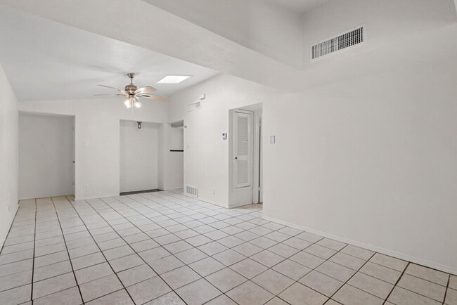 Building Photo - 1600 Sumac Dr
