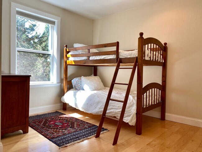 Building Photo - Short-Term Special $500 OFF First Month Rent | Short-Term Lease