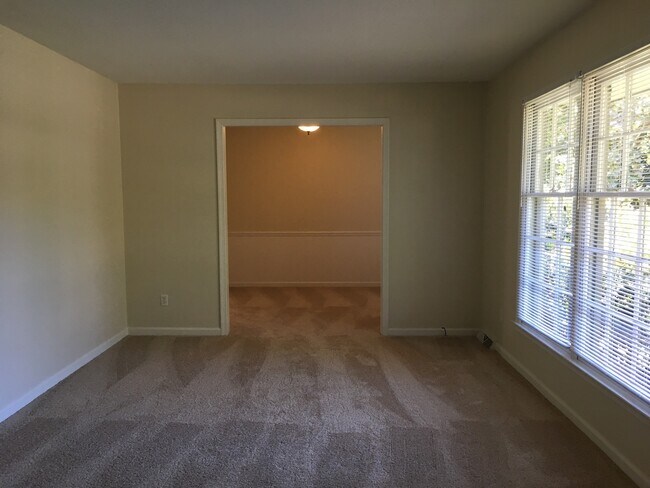 Building Photo - Spacious 3BR/2BA