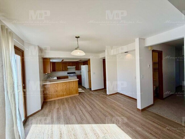 Building Photo - 4400 Vista Dr