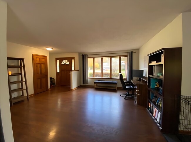 Building Photo - 8624 Valley Dr