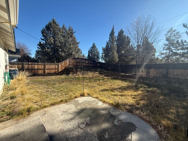 Building Photo - 3 Bed/2 Bath Single Level Home with Fenced Backyard