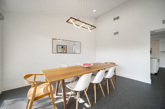 Building Photo - 313 Melorine Dr