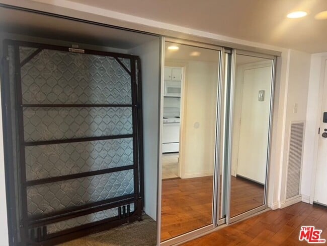 Building Photo - 4314 Marina City Dr