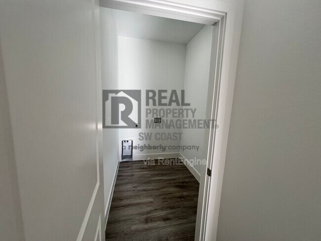 Building Photo - 1263 Hillcrest St E