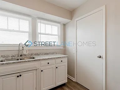 Building Photo - 1412 E Bradbury Ave