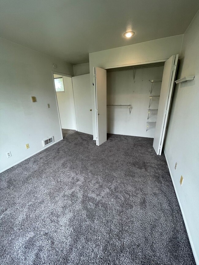 Building Photo - 3 Bedroom 2 Bathroom Duplex Walking Distan...