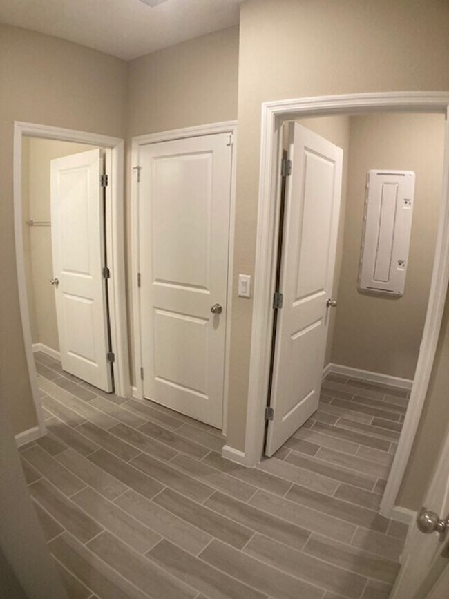 Building Photo - Stylish & Low-Maintenance Living in Oakleaf Community