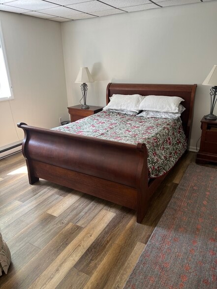 Lower level apartment bedroom - 45 Pentland Hills Dr