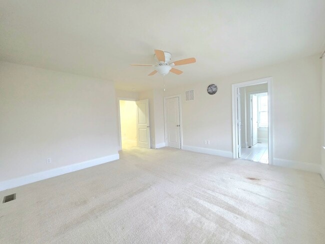 Building Photo - 4bed-3.5bath home in the Town of Whitehalll