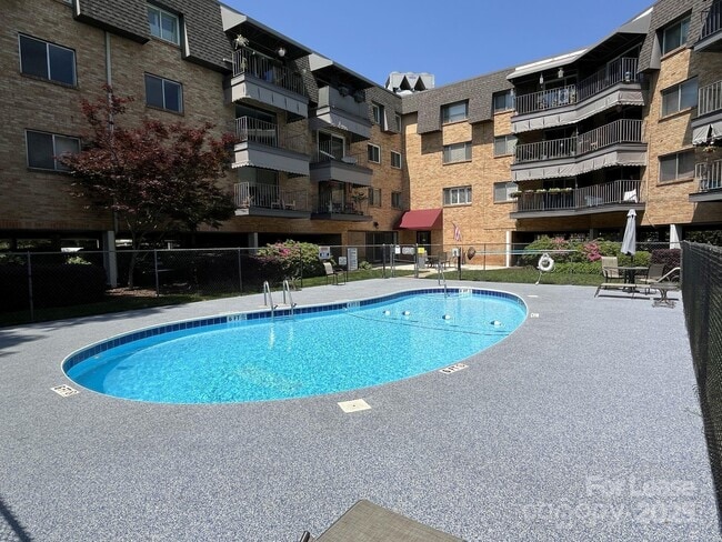 Building Photo - 1323 Queens Rd