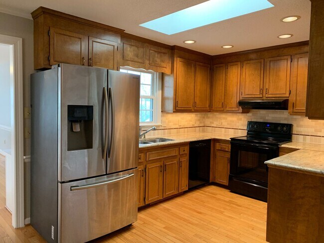 Building Photo - Spacious 4 Bed | 3 Bath Split Level Home i...