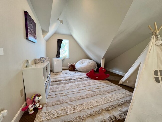 Building Photo - Beautiful, Spacious Rockridge Home!