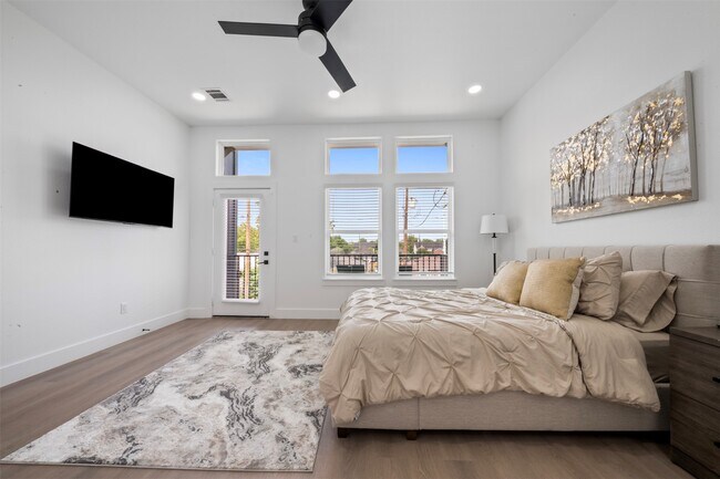 Building Photo - 6815 Paris St