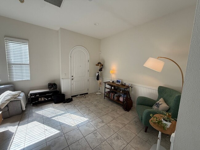 Building Photo - 3 Bedroom 2 Bath Unit