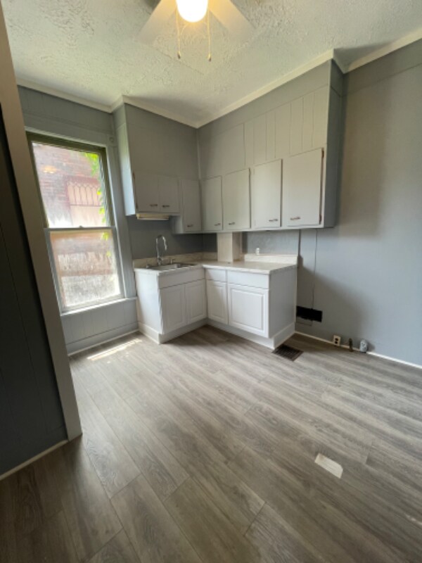 Building Photo - 305 Locust St