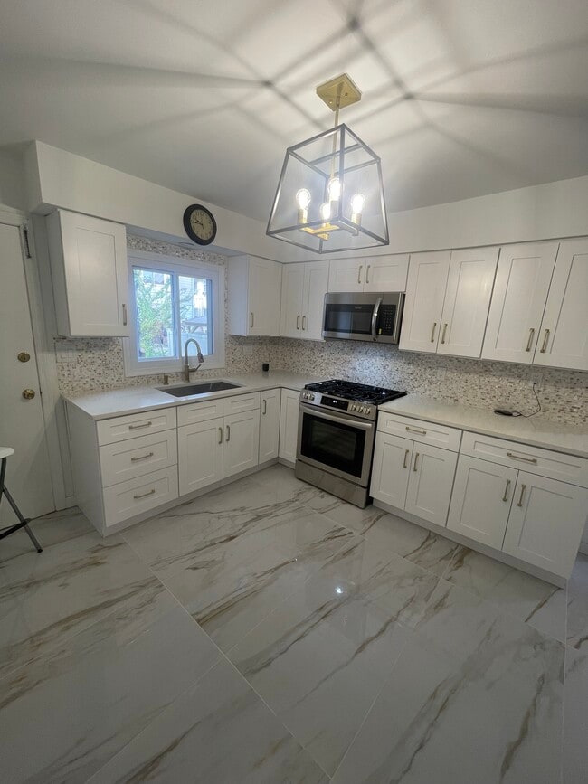 Building Photo - 737 Linden Ave