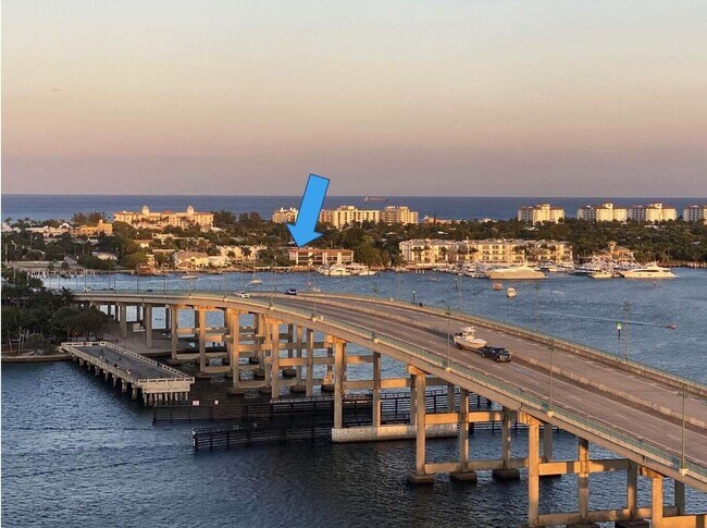 Building Photo - 220 Lake Dr