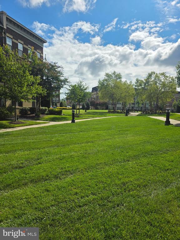 Building Photo - 724 Sentry Square