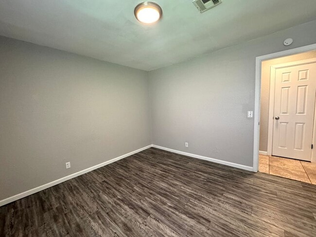 Building Photo - 3 bedroom 2 bathroom Duplex!
