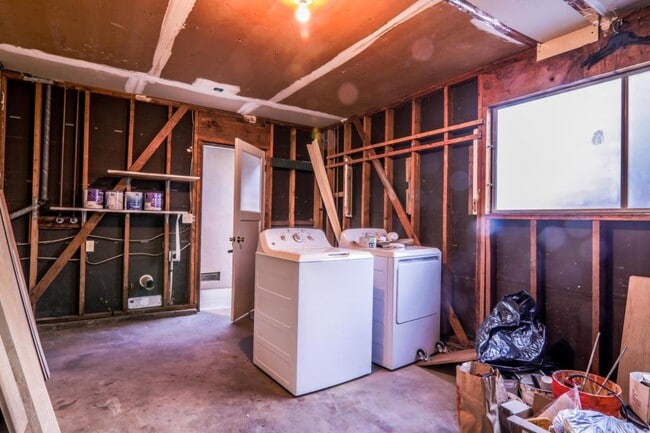 Building Photo - 1685 Whitwood Ln